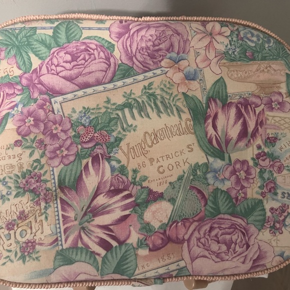 SEWING BASKET- VINTAGE- LARGE FLORAL WITH REMOVABLE TRAY/ FOOTED BOTTOM - Picture 6 of 13